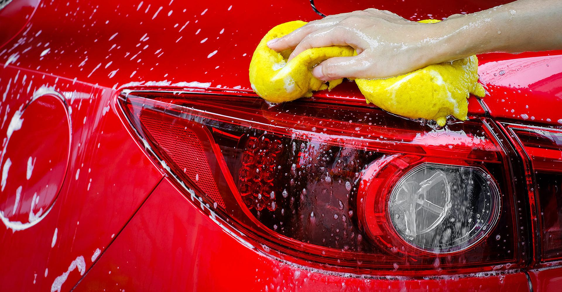Много машинке воду. Car Wash мойка. Комплексная мойка автомобиля. Машина моется. Мойка кузова автомобиля.